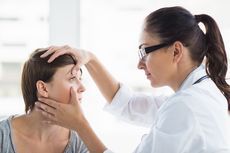 Zwykle podbite oko nie wymaga poważniejszej diagnostyki, ale jeśli prócz siniaka i opuchlizny pojawiają się zaburzenia widzenia, trzeba szybko pójść do okulisty.  