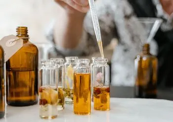 Alpha-Isomethyl Ionone odpowiada za kwiatowe, fiołkowe nuty zapachowe kosmetyków.