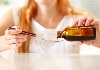 Syrop wykrztuśny ułatwia odksztuszanie  wydzieliny zalegającej w drogach oddechowych dzięki takim substancjom, jak gajafenezyna czy ambroksol.