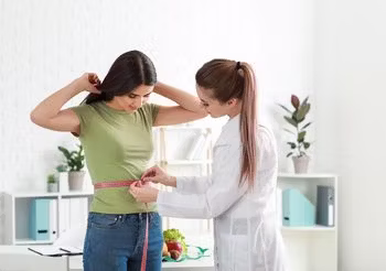 Żeby skutecznie schudnąć, warto pójść do dietetyka, który dostosuje dietę do możliwości pacjenta.