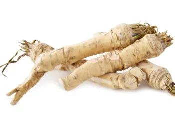 Chrzan pospolity ma właściwości antyoksydacyjne, przeciwbakteryjne, przeciwnowotworowe, przeciwzapalne. / Fot. Adobe Stock