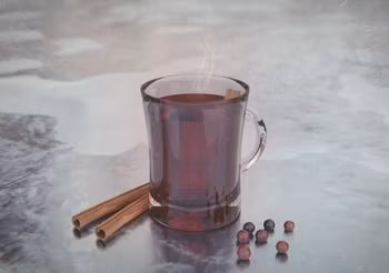 wino grzane w kubku, laski cynamonu i goździki