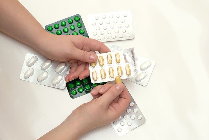 Produkty lecznicze zawierające w swoim składzie pseudoefedrynę stosuje się w przebiegu grypy, przeziębienia, jeżeli tym jednostkom chorobowym towarzyszy katar i zatkany nos. Kolejnymi wskazaniami do stosowania są nieżyt nosa oraz terapia wspomagająca w alergicznym zapaleniu błony śluzowej nosa. 