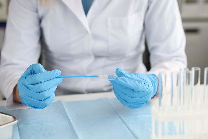 Cytologia płynna - analiza pobranego materiału.