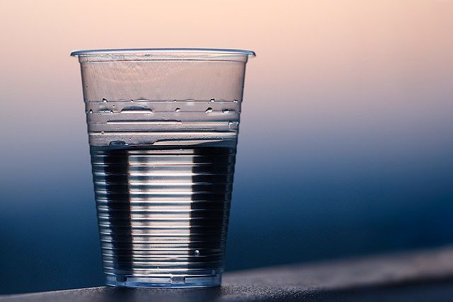 Plastikowy kubek wypełniony do połowy wodą