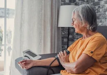 Niskie ciśnienie osób starszych można podnieść przede wszystkim dzięki nawodnieniu i umiarkowanej aktywności fizycznej.