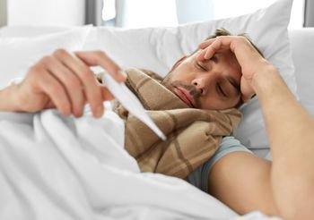 Jak zbić gorączkę u dorosłych? Zwykle stosuje się leki z grupy niesteroidowych leków przeciwzapalnych lub paracetamol.