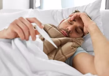 Jak zbić gorączkę u dorosłych? Zwykle stosuje się leki z grupy niesteroidowych leków przeciwzapalnych lub paracetamol.