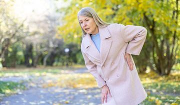 Kolka nerkowa – objawy. Gdzie boli kolka nerkowa i czy przejdzie sama?