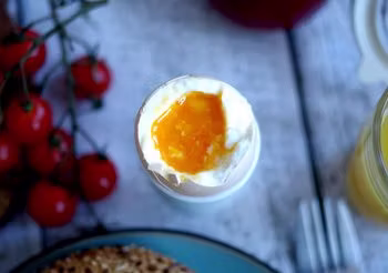 jajko na miękko na śniadanie