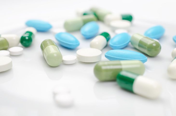 Sertralina zwiększa stężenie serotoniny we krwi, dlatego jest stosowana w zapobieganiu napadom depresji i jej leczeniu.