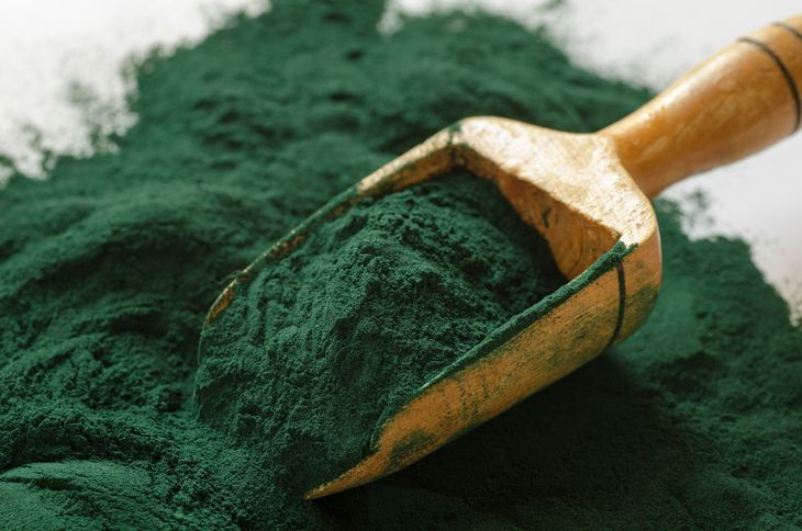 Włączenie spiruliny do diety sprawia, że organizm dostaje bardzo zdrowe składniki i oczyszcza się z tych szkodliwych, w tym metali ciężkich. Wyliczono, że zaledwie 1 g spiruliny ma tyle samo wartości odżywczych co 1 kg warzyw.
