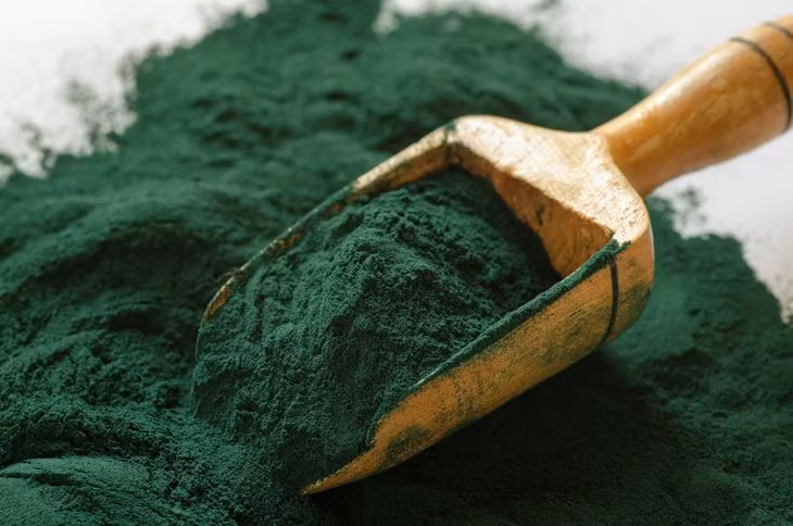 Włączenie spiruliny do diety sprawia, że organizm dostaje bardzo zdrowe składniki i oczyszcza się z tych szkodliwych, w tym metali ciężkich. Wyliczono, że zaledwie 1 g spiruliny ma tyle samo wartości odżywczych co 1 kg warzyw. 