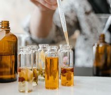 Alpha-Isomethyl Ionone w kosmetykach – właściwości, zastosowanie i bezpieczeństwo