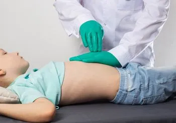 Glista ludzka u dziecka może objawiać się bólem brzucha, nudnościami, brakiem apetytu.