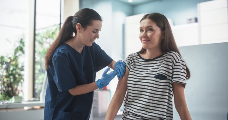 Szczepienie na dengę trzeba zaplanować minimum 2–3 miesiące przed tropikalną podróżą.