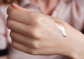 Rozświetlacz do ciała i twarzy najczęściej jest produktem płynnym, jak olejek z brokatem.
