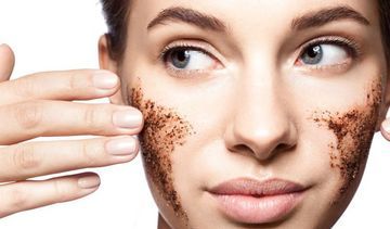 Peeling enzymatyczny czy mechaniczny? Jaki rodzaj wybrać i czym się kierować?