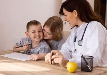 edukatorka rozmawia z matką i dzieckiem