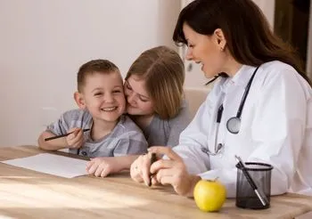 edukatorka rozmawia z matką i dzieckiem