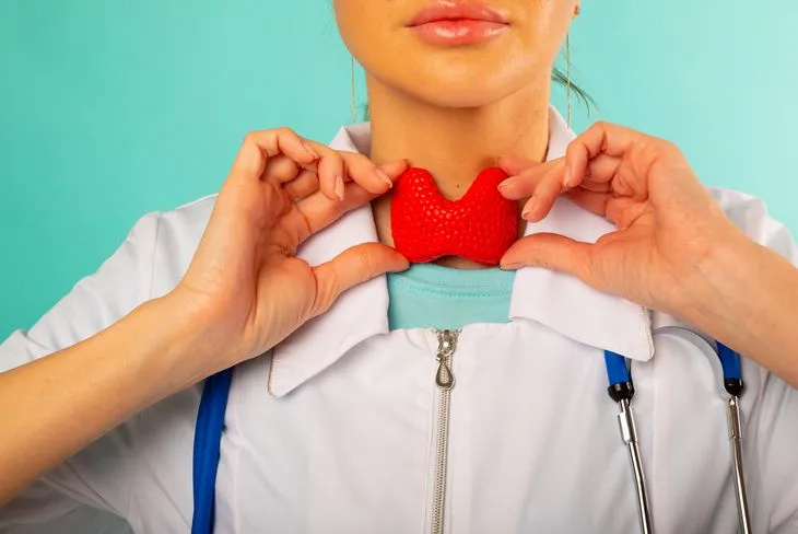 FT4, czyli wolna tyroksyna, to hormon produkowany przez gruczoł tarczowy.  /Fot. Adobe Stock