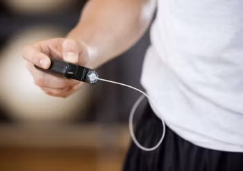 mężczyzna w stroju sportowym programuje pompę insulinową