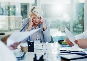 Aura wzrokowa w migrenie to zaburzenia widzenia chwilę przed migrenowym bólem głowy lub w trakcie. Fot. Adobe Stock.