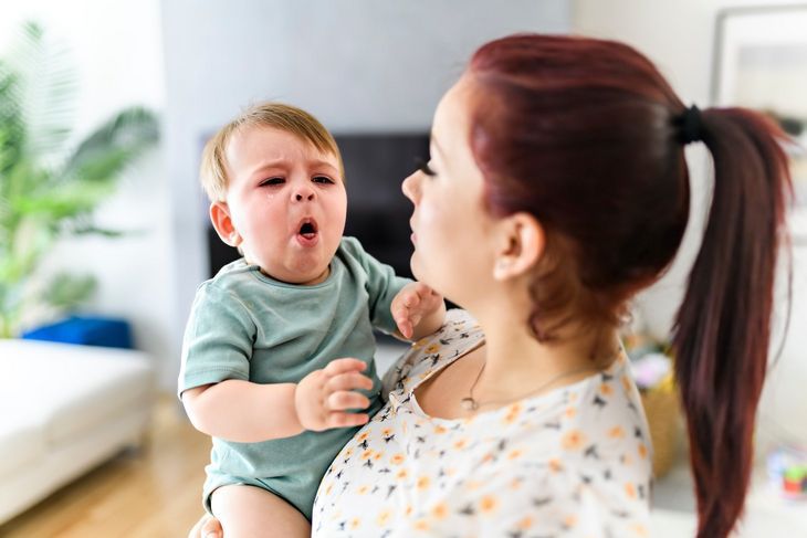 Zalegająca flegma w gardle dziecka to często efekt nieumiejętnego oczyszczania nosa. Wydzielina spływa wówczas po ściance gardła i tam się gromadzi.