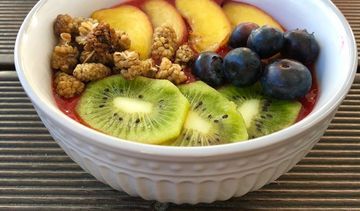 Smoothie bowl z musem truskawkowym – przepis na sycący lunch lub śniadanie