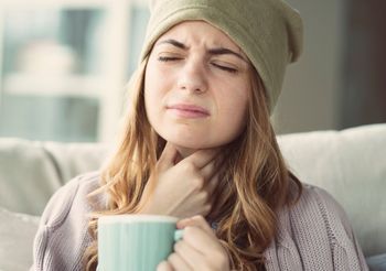 Angina zaczyna się zwykle od silnego bólu gardła, który wzrasta podczas połykania.