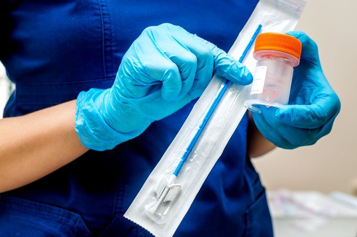 Cytologia to jedno z przesiewowych i podstawowych badań w diagnostyce ginekologicznej. Polega na pobraniu fragmentu tkanki, którą następnie analizuje się pod kątem zmian nowotworowych. /Fot. Adobe Stock