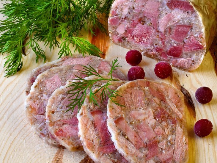Salceson podaje się na zimno w grubych plastrach ze względu na charakterystyczną konsystencję.
