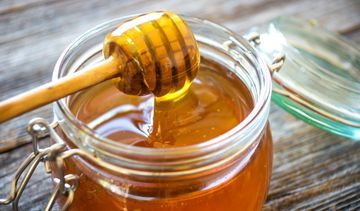 Miód na przeziębienie – jaki wybrać i co do niego dodać?