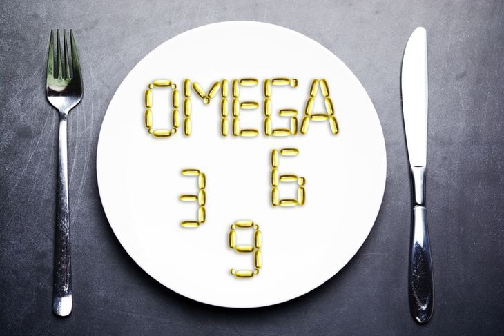 Pusty talerz z napisem "omega 3, 6, 9"