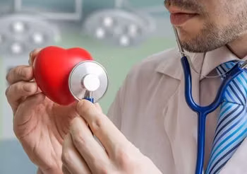 Doktor osłuchuje plastikowe serce