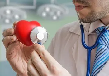 Doktor osłuchuje plastikowe serce