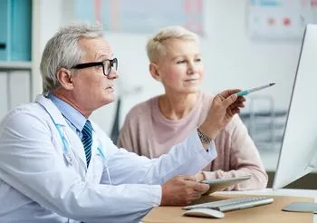 Rabdomioliza u większości pacjentów przebiega bezobjawowo – rozpoznanie umożliwiają jedynie badania laboratoryjne zlecone przez lekarza.