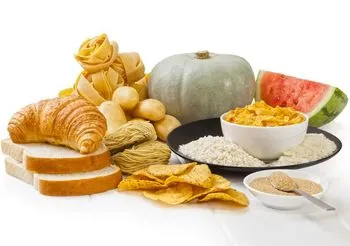 wiele różnych produktów spożywczych, m.in. chleb, rogalik, dynia, arbuz, płatki kukurydziane, makaron, chipsy, ziemniaki, ryż