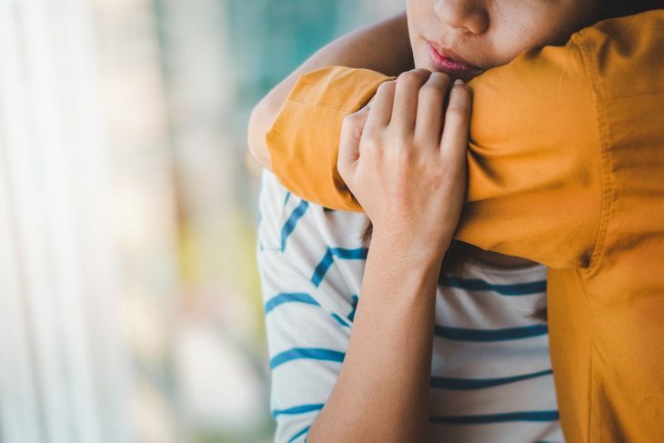 PTSD, czyli zespół stresu pourazowego, odczuwają osoby po silnych bolesnych przeżyciach, np. śmierci bliskiego. W leczeniu niezbędne jest wsparcie otoczenia. Fot. Adobe Stock.
