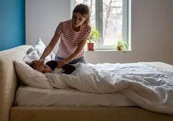 Grypa rozwija się bardziej gwałtownie, a przeziębienie – stopniowo. Podczas obu infekcji rośnie temperatura, pojawiają się kaszel, ból głowy i mięśni, ale to podczas grypy czujemy się gorzej.