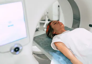 Osobom z klaustrofobią rezonans magnetyczny pomagają przetrwać: wiedza o przebiegu badania, zamknięcie oczu w trakcie, skupienie się na oddechu, towarzystwo bliskiej osoby.