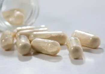 kapsułki rozsypane na blacie