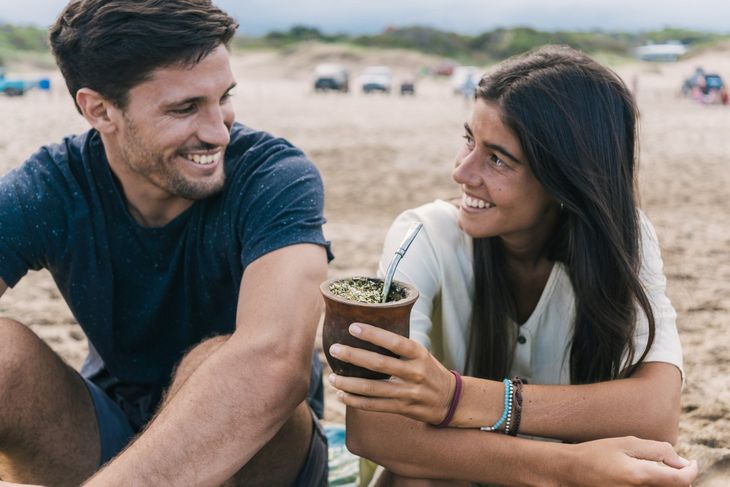 Picie yerba mate to zgodnie z tradycją ważny element spotkań towarzyskich, dlatego nie powinno się odbywać w samotności.
