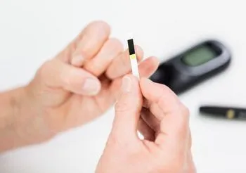 kobieta mierzy cukier za pomocą glukometru