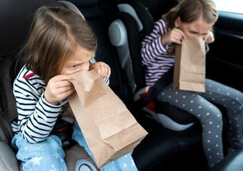 Wymioty u dzieci spowodowane chorobą lokomocyjną.