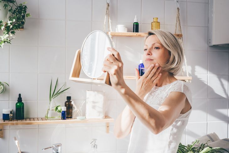 Sebum chroni skórę przed utratą wilgoci, utrzymuje elastyczność i zapewnia miękkość włosom i skórze.