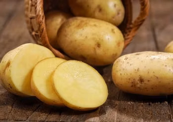 Uczulenie na surowe ziemniaki występuje głównie u pracowników gastronomii.