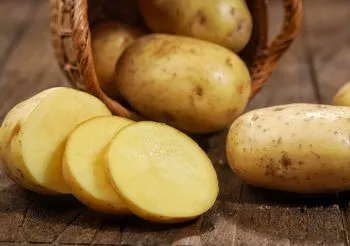 Uczulenie na surowe ziemniaki występuje głównie u pracowników gastronomii.