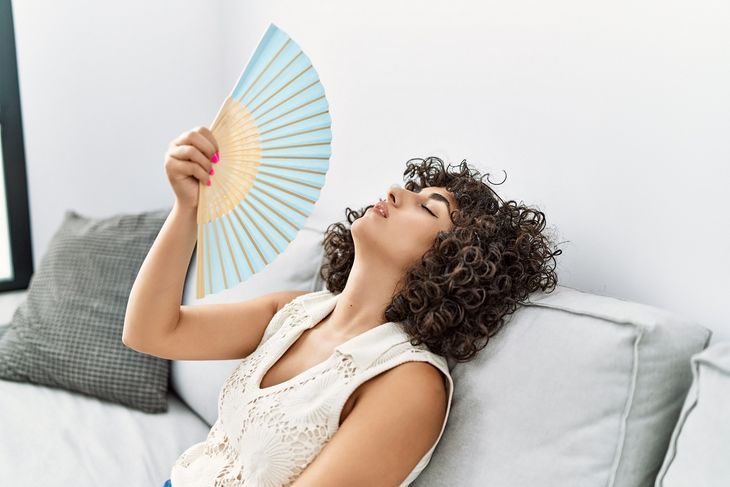 Uderzenia gorąca dotyczą najczęściej kobiet w ciąży, w okresie menopauzy oraz mężczyzn w okresie andropauzy / Fot. Adobe Stock