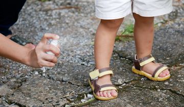 Co stosować na komary dla dzieci: opaska, plaster, spray?